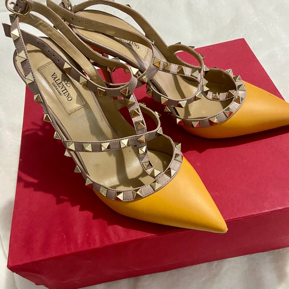 🏵Valentino Rockstud Leather Slingback heels
